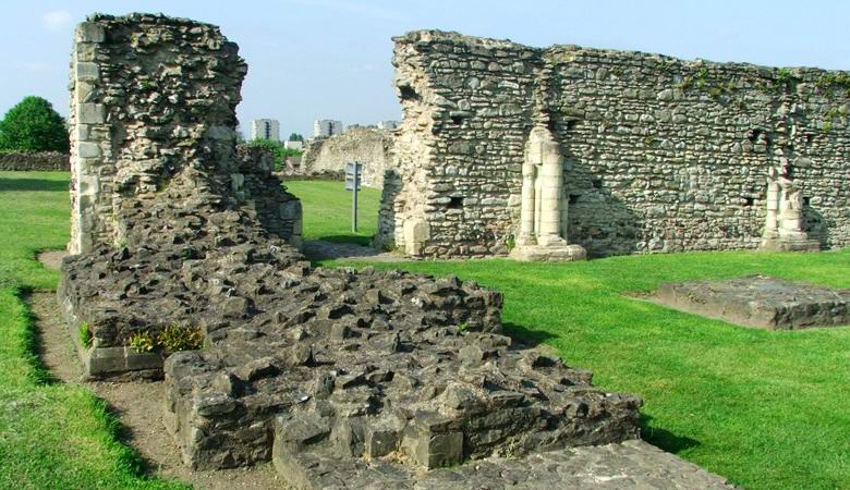 Na stari fotografiji so našli neprimernega duha v sončnih očalih.