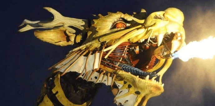 Na ulicah Francije se je pojavil velikanski zmaj.