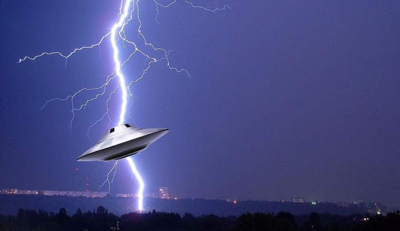 V videoposnetku strele streljajo na