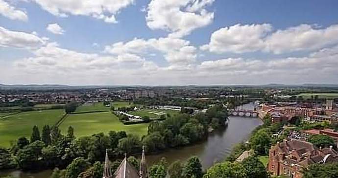 Belkavi NLP-ji letijo nad Worcesterjem