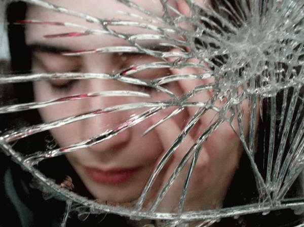 poglejte se v zlomljeno ogledalo 