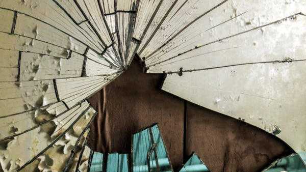 znaki o zlomljenem ogledalu 