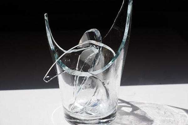 Ljudski znaki o razbitem kozarcu 