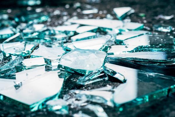 Steklo se lomi s pomočjo nekoga 