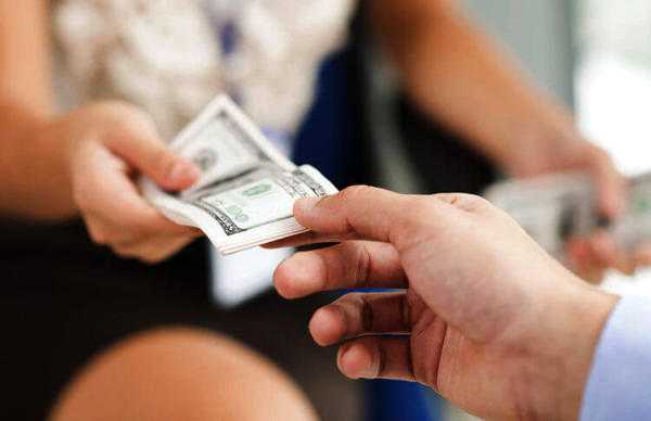 kako vzeti in katero roko vrniti 