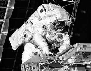 NASA je prekinila vesoljske plove v ameriških vesoljskih oblekah