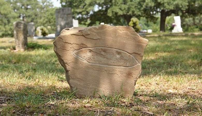 Za vrnitev nagrobnika z groba tujca je bila določena nagrada v višini tisoč dolarjev.