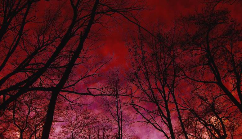 Nebo v Jemnu je postalo rdeče