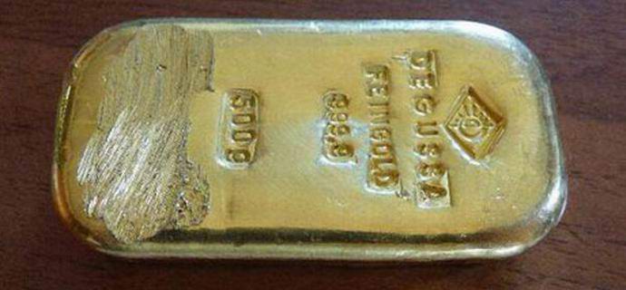 Nemški kopalci so v jezeru našli polkilogramsko zlato palico.