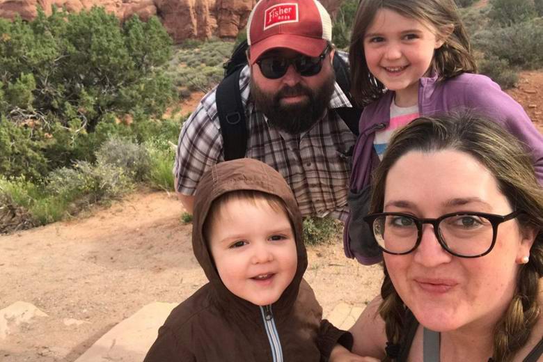 Na družinski fotografiji je bila videti nenavadna optična iluzija.