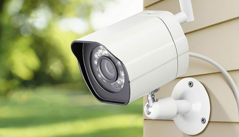 Nepojasnjena anomalija je udarila v nadzorno kamero.