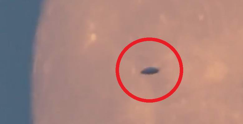 Neznani leteči predmet je letel na ozadju polne lune.