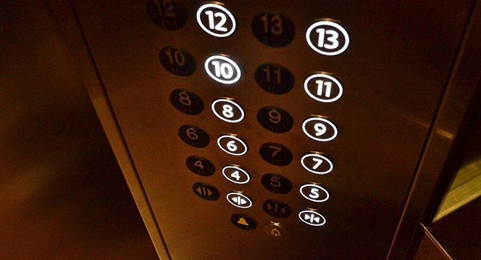 Neprimerljiva sila je deklico vrgla v dvigalo