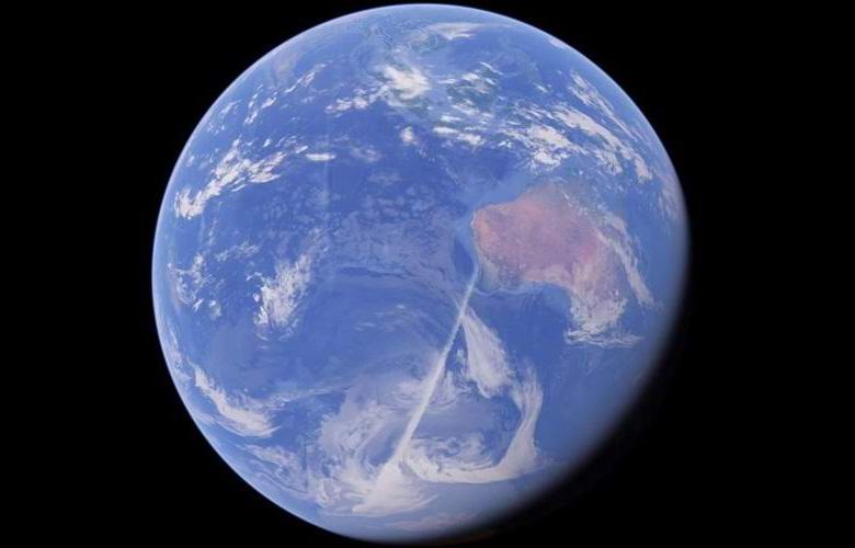 Neprimerne bele črte gredo okoli Zemlje.