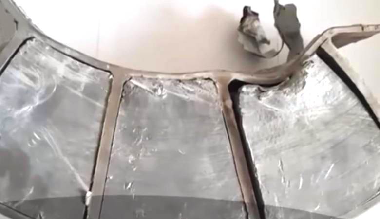 Na hišo v Romuniji je padel čuden kovinski predmet.