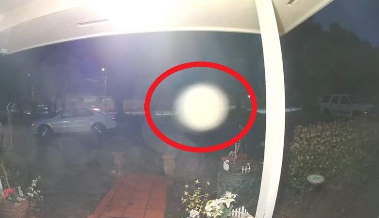 Nerazumljiva žoga je letela v bližini ameriške hiše.