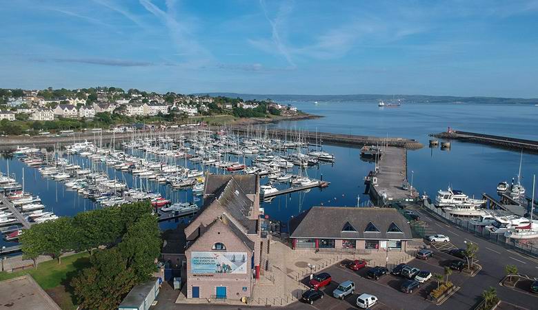 Nerazumljiv sijaj v vodi, ujeti na Severnem Irskem.