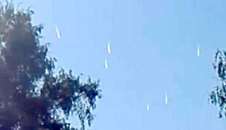 Zdi se, da več belih navpičnih NLP-jev na nebu nad Čilom počasi pada.