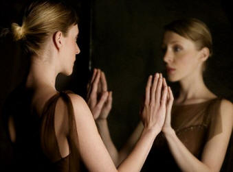 Nekaj ​​predlogov, zakaj se ne moreš pogledati v ogledalo, ko jokaš.