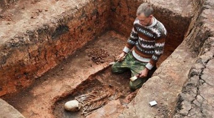 Ali je bilo najdeno okostje tujec?