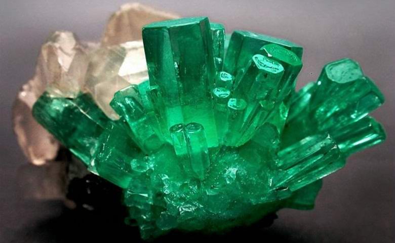 Neverjetno drag smaragd, ki se ga je nemogoče prijeti.