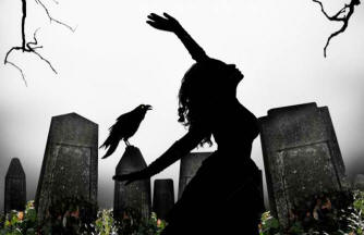 Neznanec v starem klobuku na pokopališču