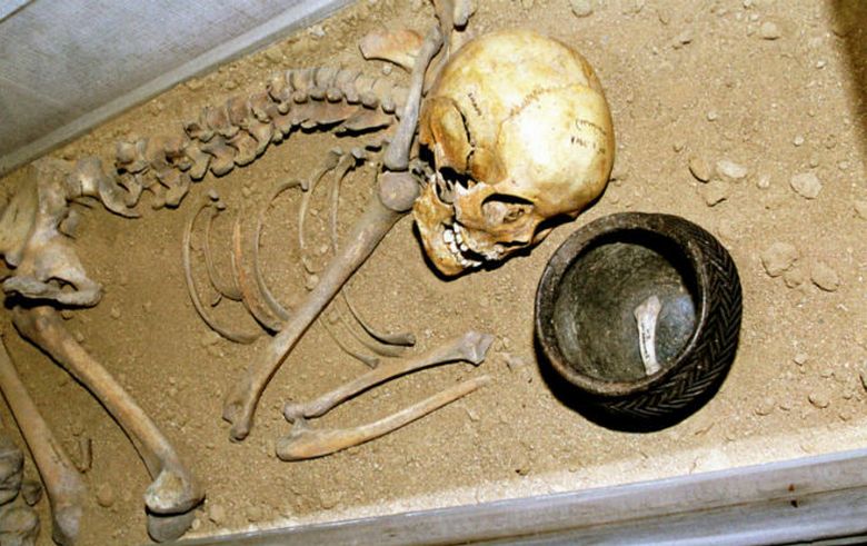 Nova najdba arheologov spodkopava sodobni pogled na izvor človeka.