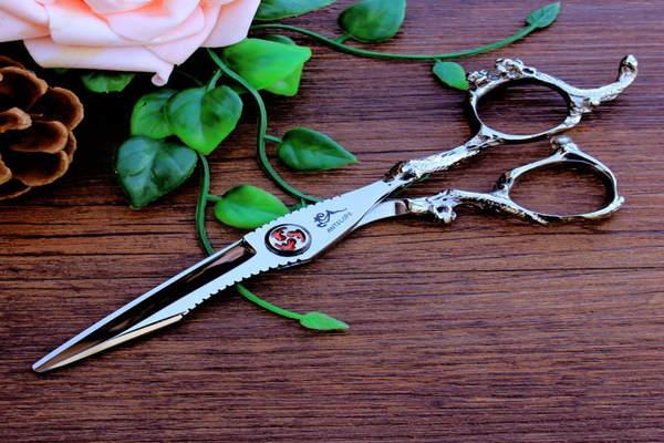 Škarje so padle na tla 