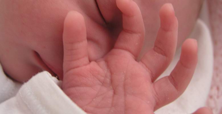 O tajski deklici, rojeni z maskoto v roki