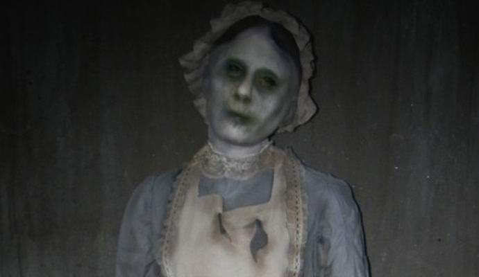 Demontirana služkinja se je spravila na nadzorno kamero.