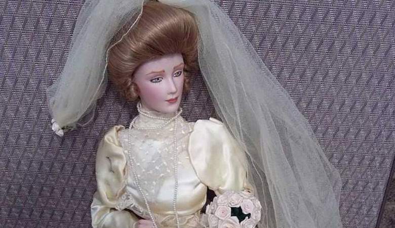 Obsedeno lutka je zibala stol v televizijskem studiu.