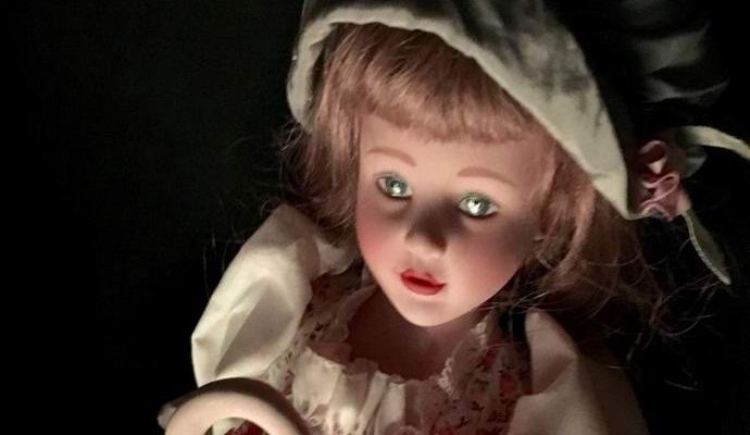 Obsedeno lutko v živo