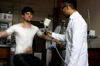 Oblačila iz brizgalnih pločevink: oblikovalka je pomešala znanost in modo