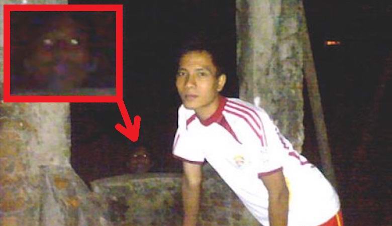 Na dveh različnih fotografijah se je pojavila enaka srhljiva glava.