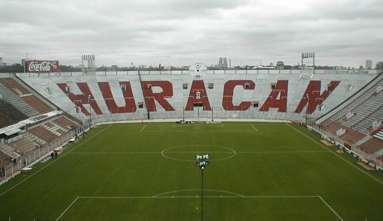 Stražar se je v slačilnici praznega stadiona spopadel s paranormalno dejavnostjo.