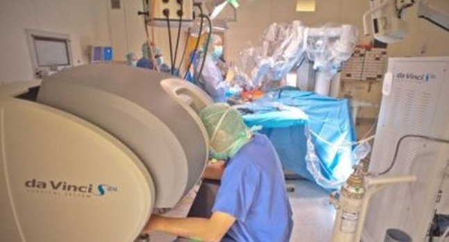 Operacijo je opravil robot Da Vinci