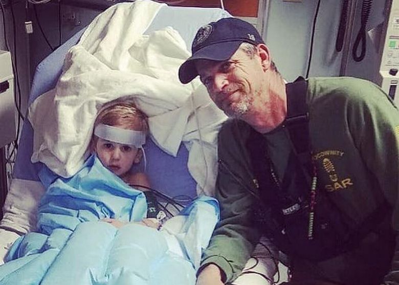 Črni medved se je rešil pred mrazom in lakoto izgubljenega otroka.