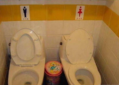 Izvirna rešitev problema: dve stranišči. Veseli so vsi - moški, ženske in dečki.