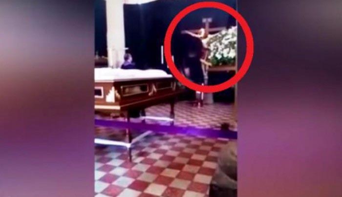 Oživljeni kip Jezusa Kristusa je zmedel župljane.