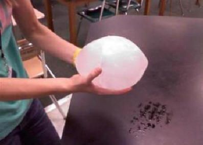 Padajoče krogle ledu