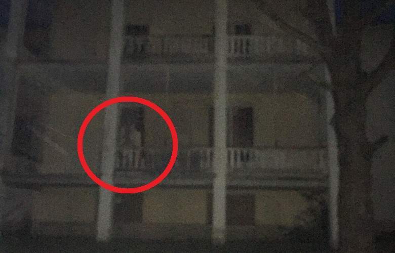 Par bledih duhov je prestrašil Američana