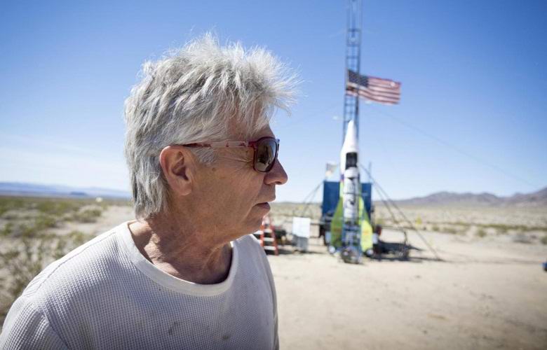 Upokojenec je vzletel na improvizirani raketi, da bi dokazal letalo Zemlje.