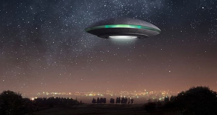 Pred novim letom letijo vesoljci in nam čestitajo za praznik