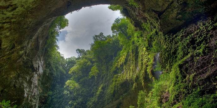 Jama, ki ima svojo džunglo, reko in celo oblake.