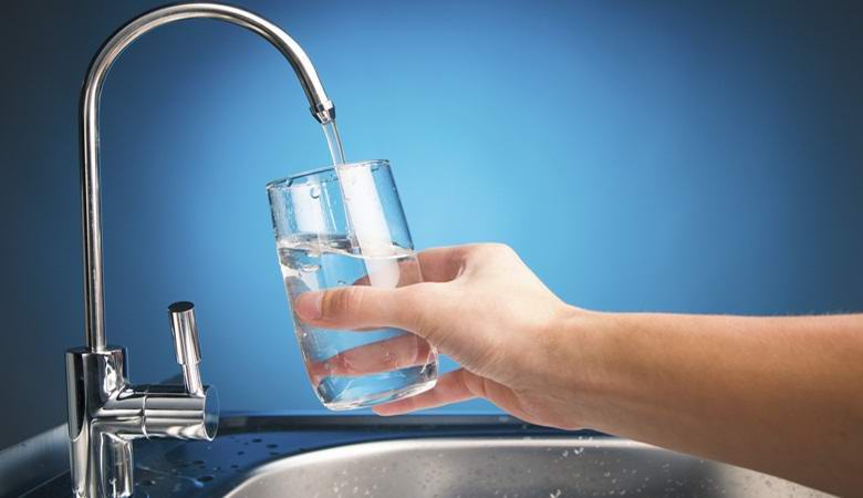 Plastika, ki jo najdemo v vodi iz pipe po vsem svetu.