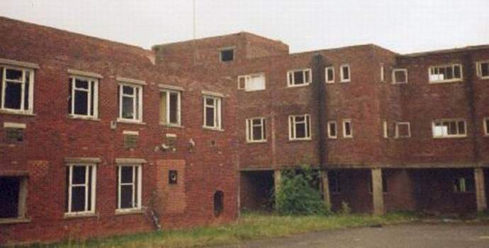 Zdravnik duhov hodi po hodnikih zapuščene bolnišnice.