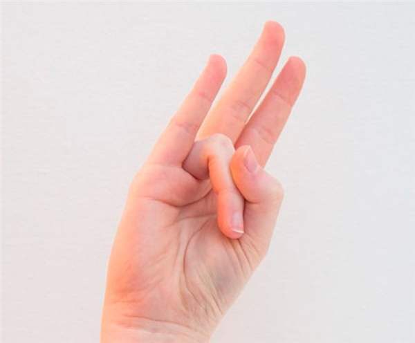 Zakaj srbi prstanec na desni? 