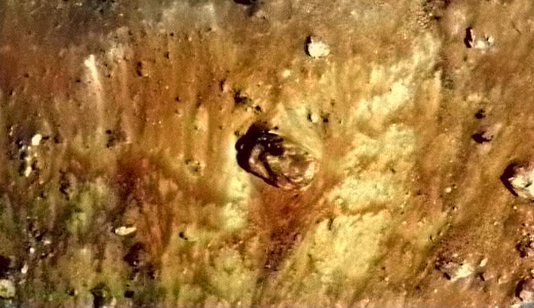 Na satelitski fotografiji lune so našli predmet, podoben tanku.