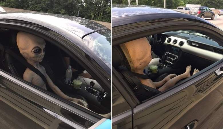 Policist je avto ustavil s tujcem v notranjosti.