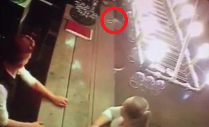 Poltergeistična grozodejstva v angleški restavraciji